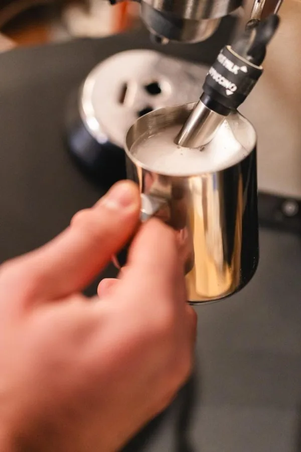 delonghi frothed milk ready to pour Curs de Espresso - Inveti la Prajitorie pe Echipamentul tau