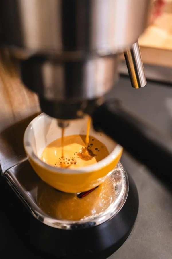 delonghi pulls a beautiful shot Curs de Espresso - Inveti la Prajitorie pe Echipamentul tau