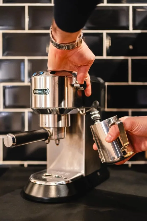 delonghi steams some milk Curs de Espresso - Inveti la Prajitorie pe Echipamentul tau